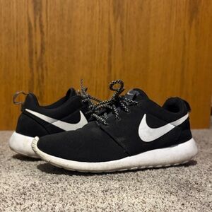 Nike Roche One Women’s Black and White Sneakers